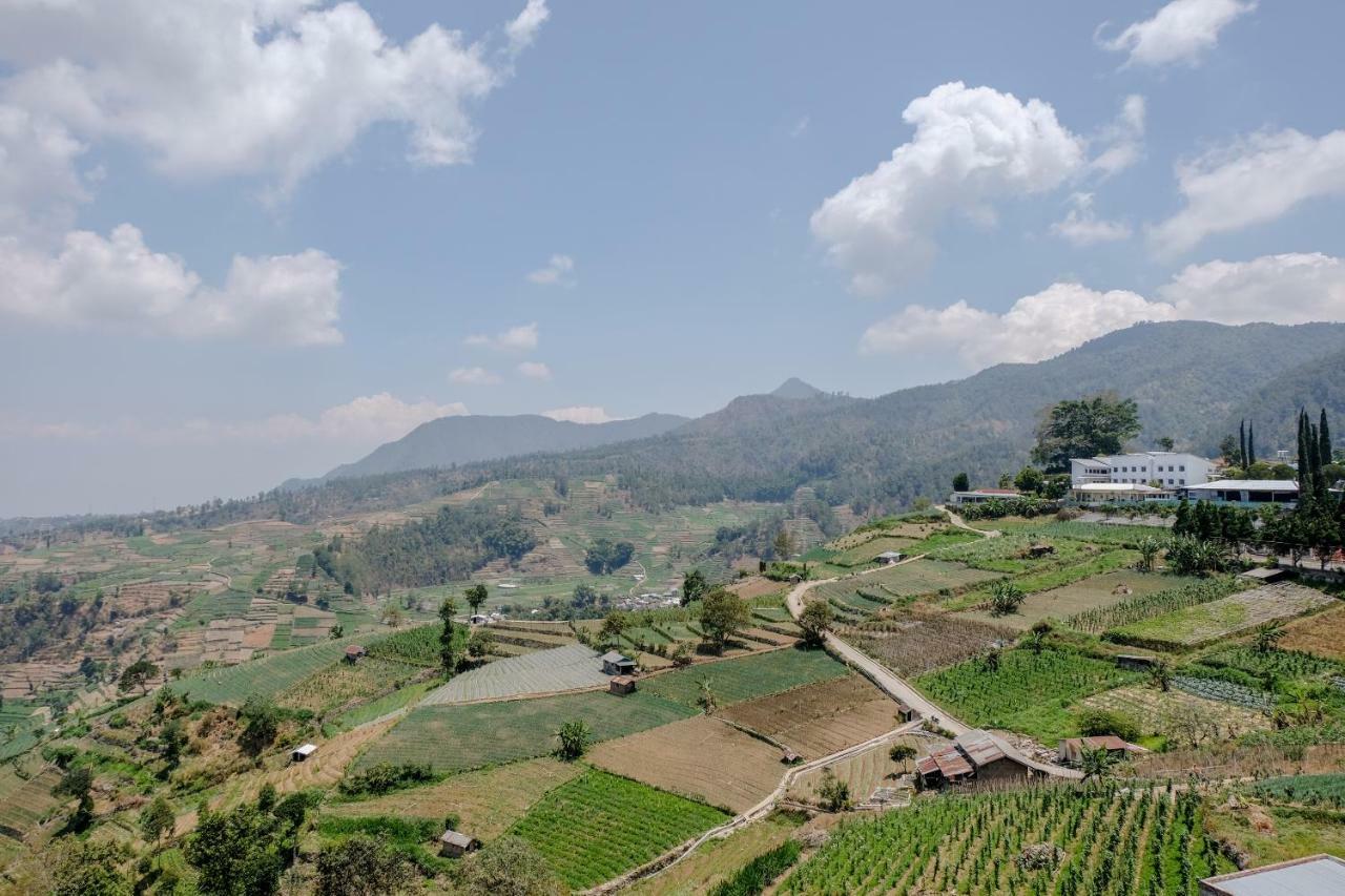 Oyo 1351 Tanggulasi Resto & Residence Syariah Magetan 外观 照片